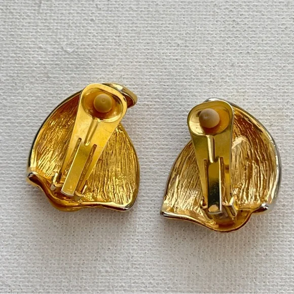 Vintage Ribbed Leaf Abstract Gold Tone Clip On Earrings BOLD Runway 80s 90s - Picture 3 of 5